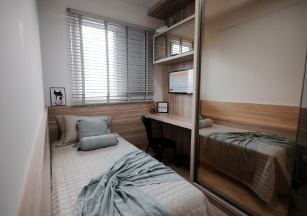 Gezellige minimalistische slaapkamer met eenpersoonsbed en kleine werkplek