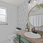 Moderne badkamer met spiegel, groene accenten en planten