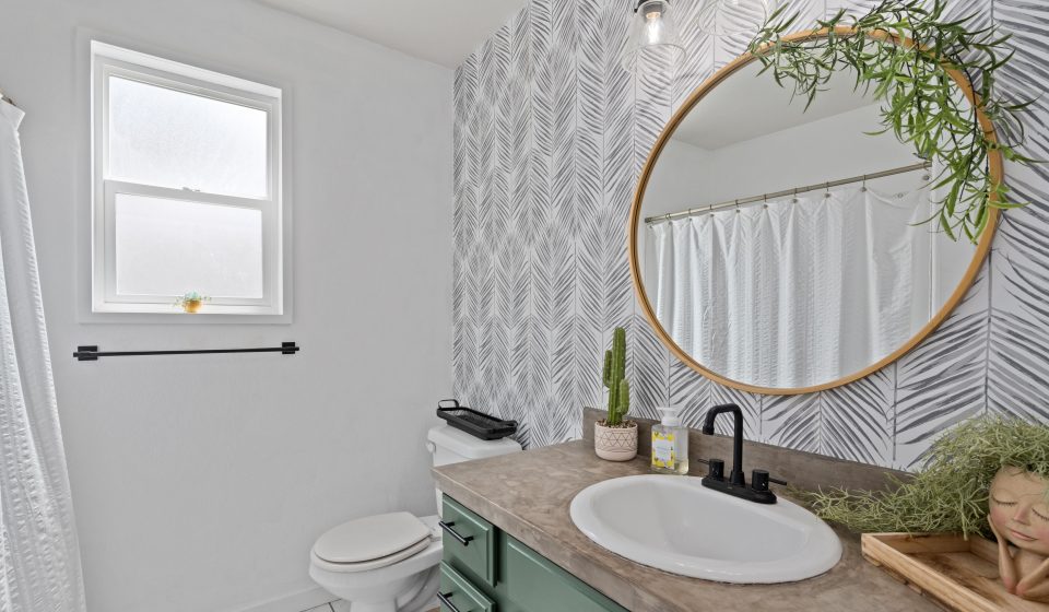Moderne badkamer met spiegel, groene accenten en planten