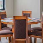 Houten eettafel met stoelen in een moderne kamer