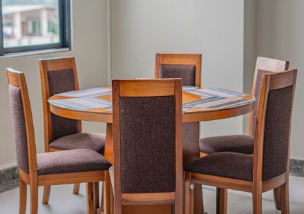 Houten eettafel met stoelen in een moderne kamer