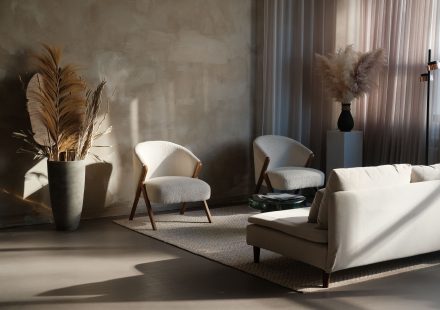 Sfeervolle woonkamer in Japandi-stijl met pampasgras en zachte verlichting