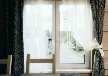 Warm interieur met een raam met patroongordijnen