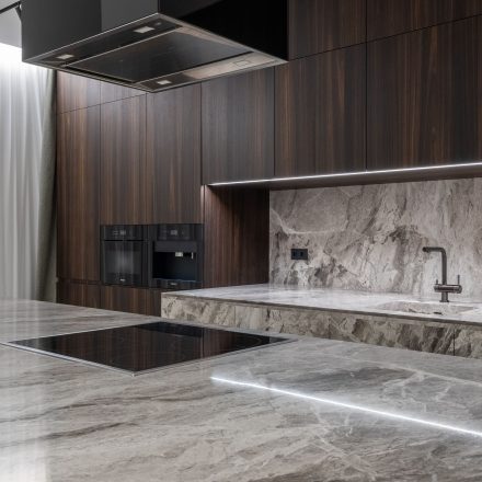 Moderne keuken met marmeren werkbladen en houten kasten
