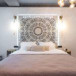 Slaapkamer met decoratief hoofdbord en zachte verlichting