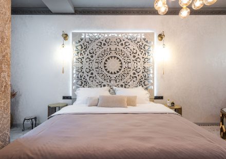 Slaapkamer met decoratief hoofdbord en zachte verlichting