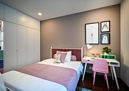 Kinderkamer met bed, bureau en speelse decoratie