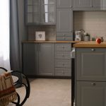 Grijze keuken met houten werkbladen en natuurlijk licht