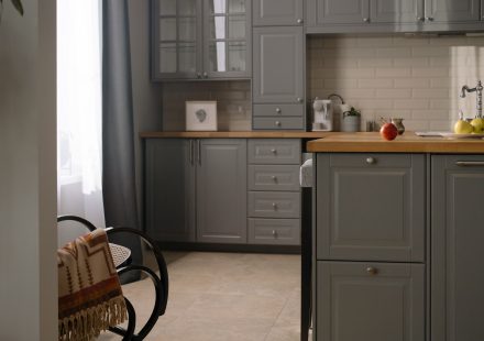 Grijze keuken met houten werkbladen en natuurlijk licht