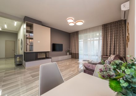 Ruime moderne woonkamer met elegante meubels