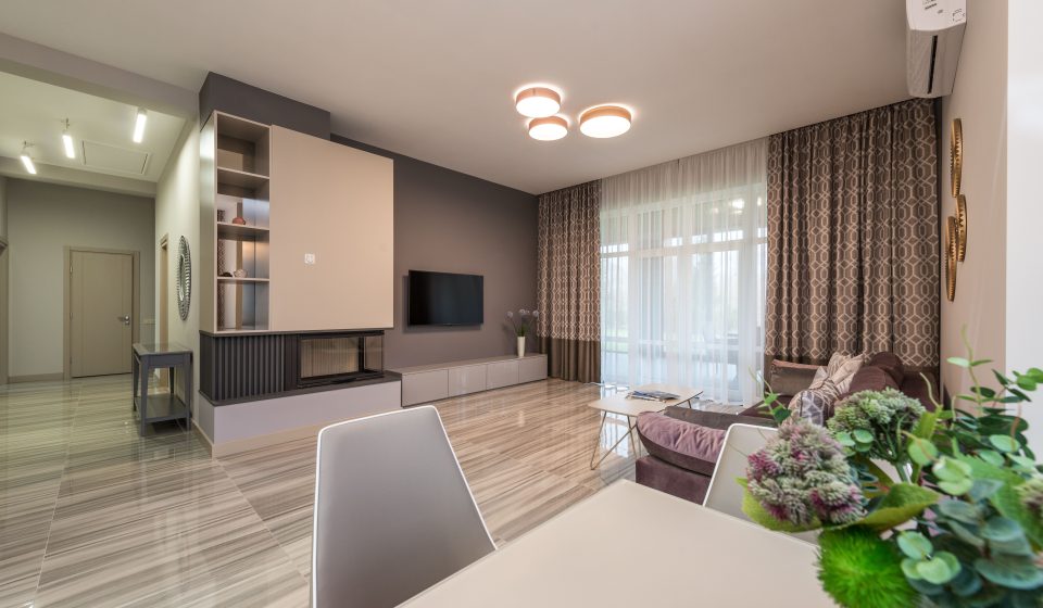 Ruime moderne woonkamer met elegante meubels
