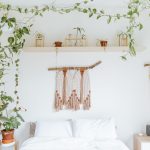 Serene slaapkamer met hangplanten en minimalistische decoratie