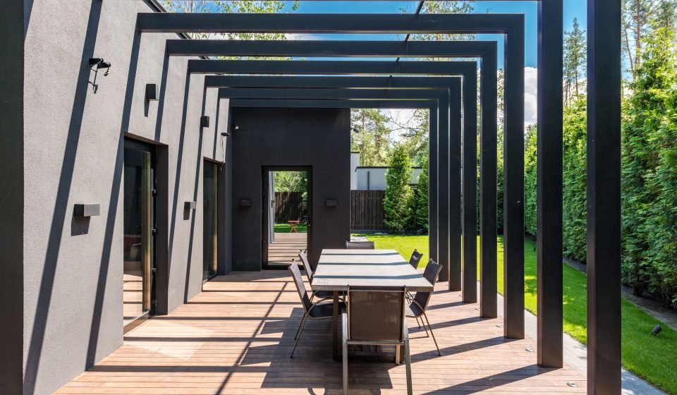 Moderne patio met pergola en buiten eettafel